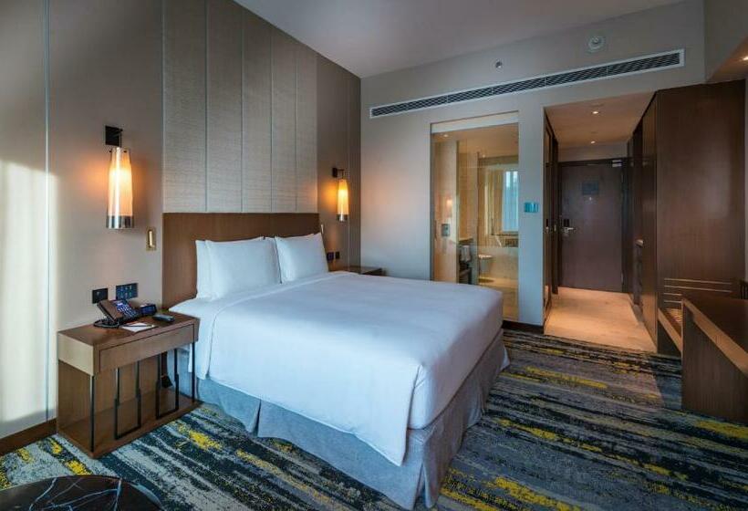 חדר דחוקס עם מיטת קינג, Hilton Kota Kinabalu