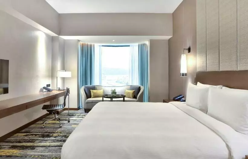 キングサイズベッドのスタンダードルーム, Hilton Kota Kinabalu