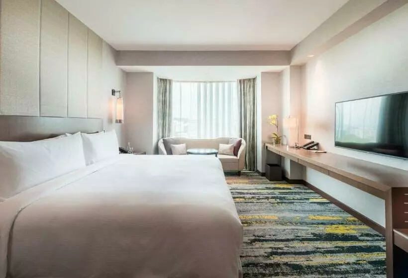 キングサイズベッドのエクゼクティブルーム, Hilton Kota Kinabalu