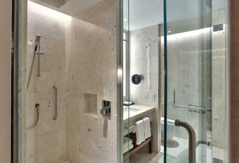 חדר דחוקס עם מיטת קינג, Hilton Kota Kinabalu