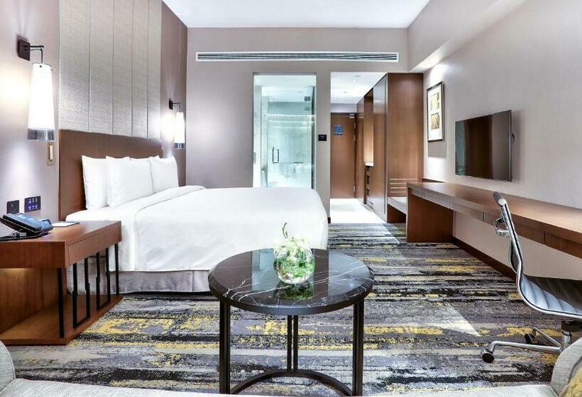 חדר דחוקס עם מיטת קינג, Hilton Kota Kinabalu