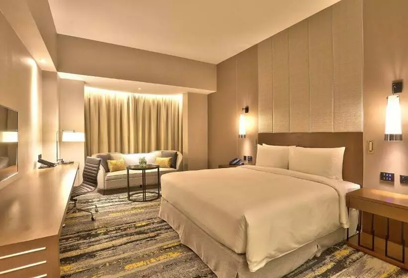 キングサイズベッドのエクゼクティブルーム, Hilton Kota Kinabalu
