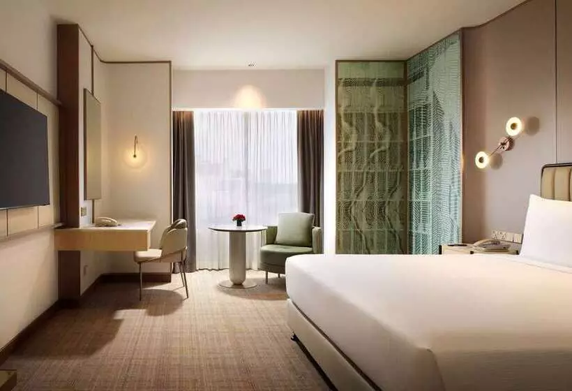 キングサイズベッドのエクゼクティブルーム, Hilton Kota Kinabalu