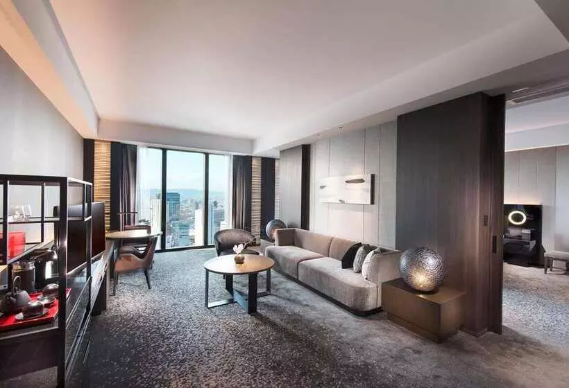 キングサイズベッドのエクゼクティブルーム, Hilton Kota Kinabalu
