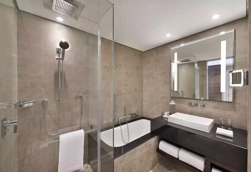 キングサイズベッドのエクゼクティブルーム, Hilton Kota Kinabalu