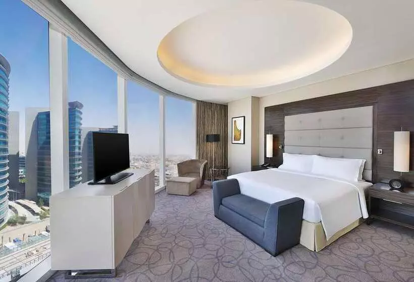 キングサイズベッドのエクゼクティブルーム, Hilton Kota Kinabalu