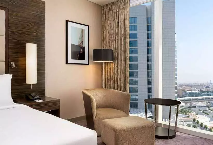 キングサイズベッドのエクゼクティブルーム, Hilton Kota Kinabalu