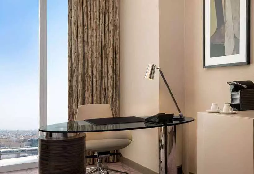 キングサイズベッドのエクゼクティブルーム, Hilton Kota Kinabalu