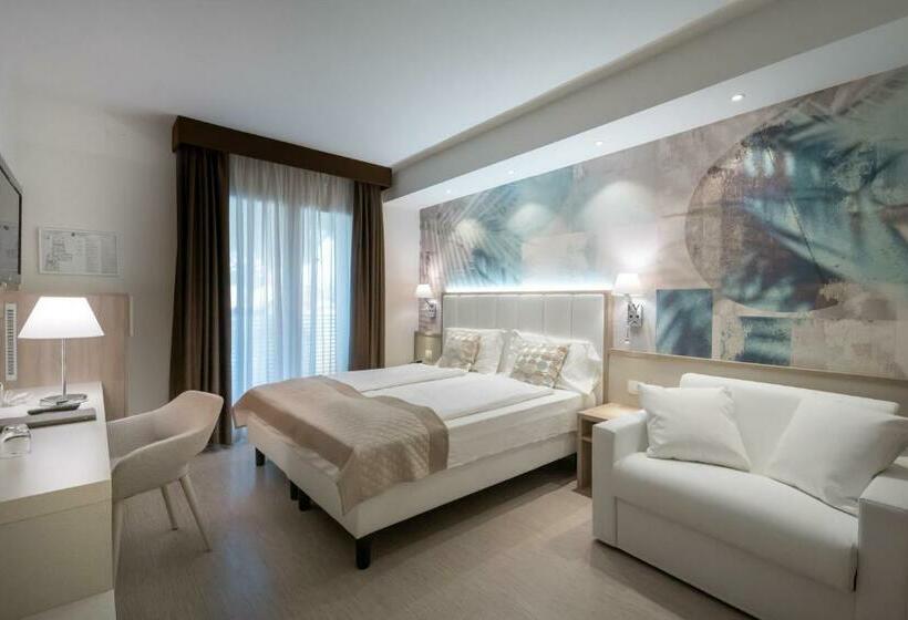 חדר סופריור לשלושה, International Beach