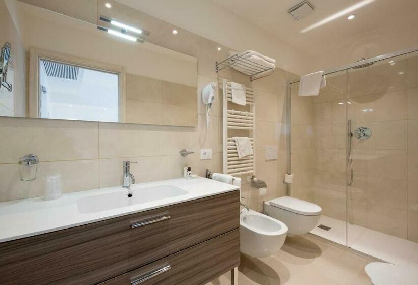 חדר סופריור לשלושה, International Beach