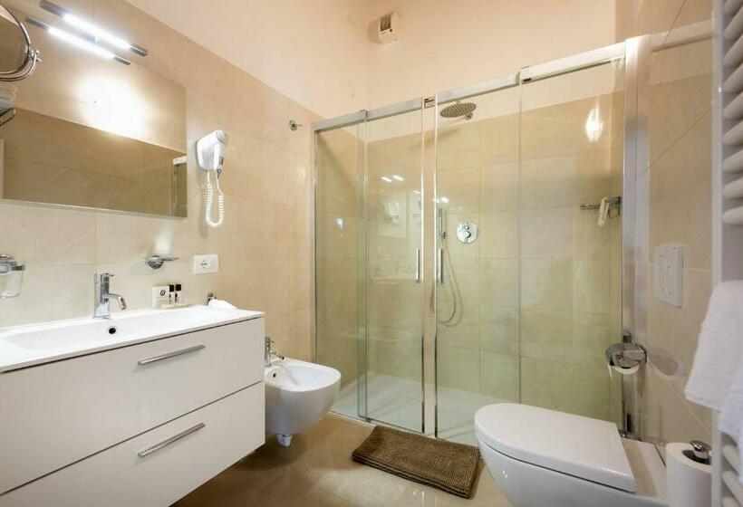 חדר קומפורט לשלושה, International Beach