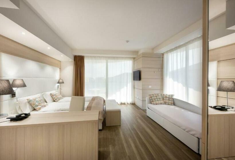 חדר סופריור לשלושה, International Beach