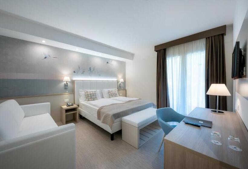 חדר סופריור לשלושה, International Beach