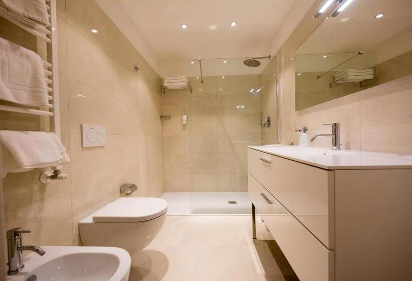 חדר דלוקס לארבעה, International Beach