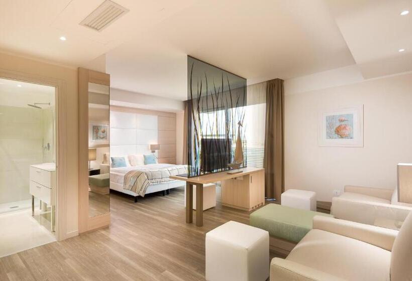 חדר דלוקס לארבעה, International Beach