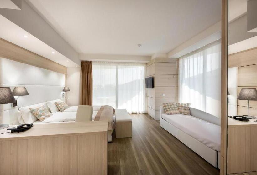 חדר דלוקס לארבעה, International Beach