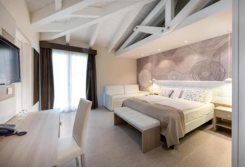 חדר דלוקס לארבעה, International Beach