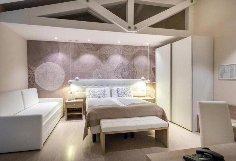 חדר דלוקס לארבעה, International Beach