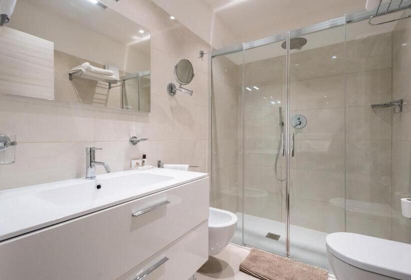 חדר דלוקס לארבעה, International Beach