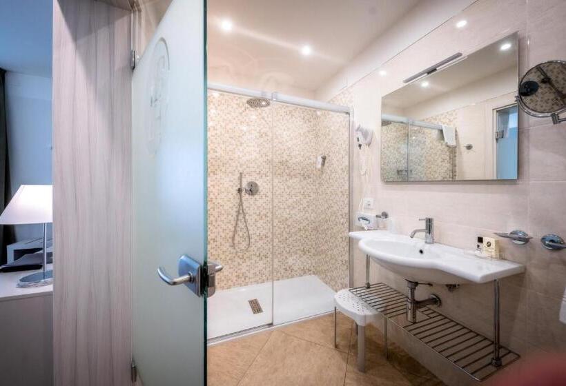 חדר סופריור לארבעה, International Beach