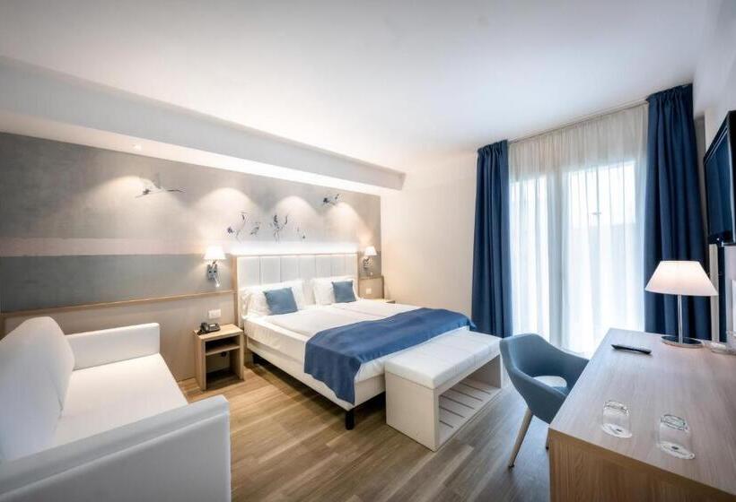 חדר סופריור לארבעה, International Beach