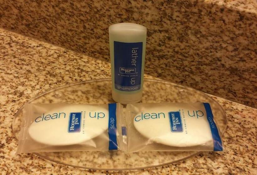 ２ダブルベッドのスタンダードルーム, Rodeway Inn Joint Base Andrews Area