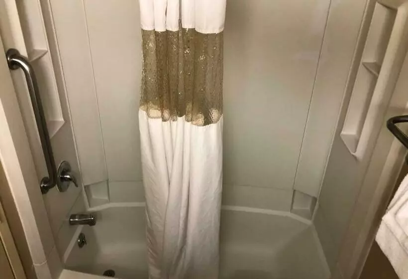 キングサイズベッドのスタンダードルーム, Rodeway Inn Joint Base Andrews Area