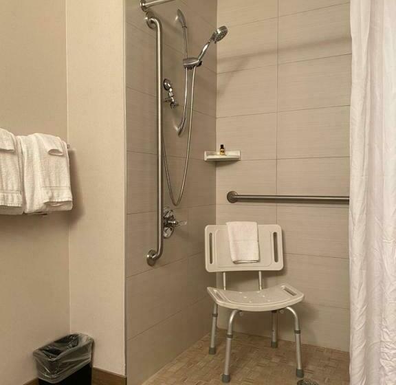 适用于残疾人士的豪华房间, Wingate By Wyndham Calgary Airport