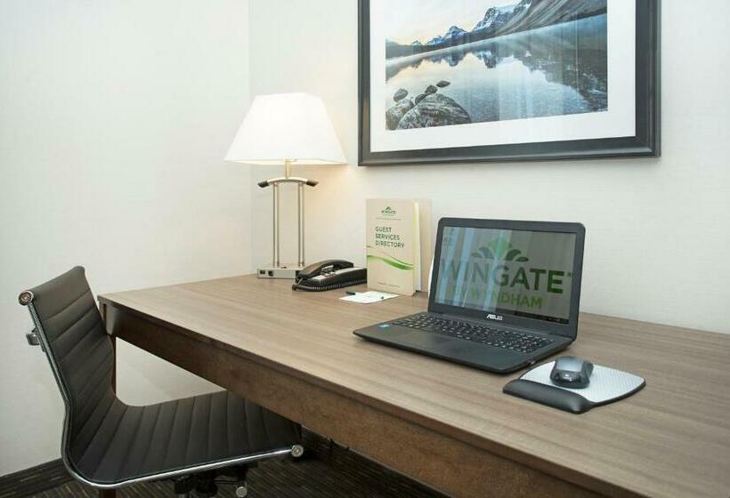 带大床的豪华间, Wingate By Wyndham Calgary Airport