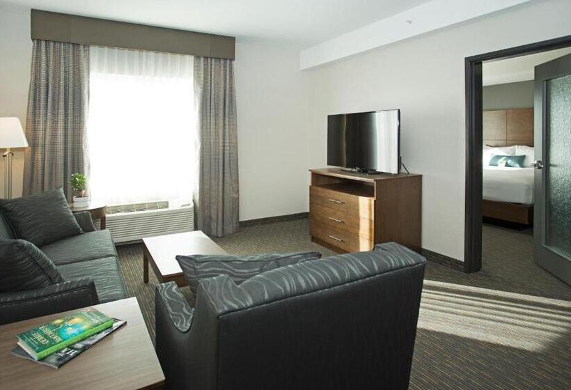 带大床的复式套间, Wingate By Wyndham Calgary Airport