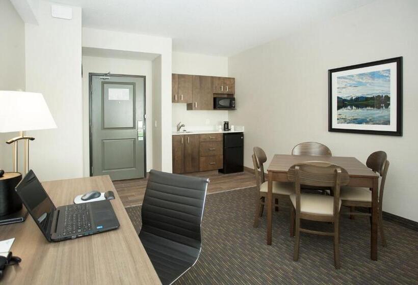 带大床的复式套间, Wingate By Wyndham Calgary Airport
