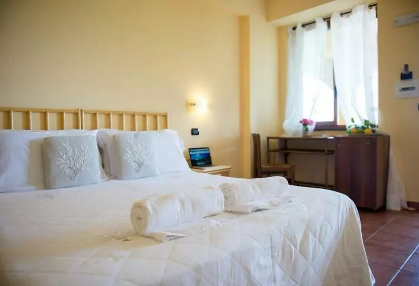 اتاق اساندارد با چشمانداز جانبی به دریا, A Nuciara Park Hotel & Wellness Center