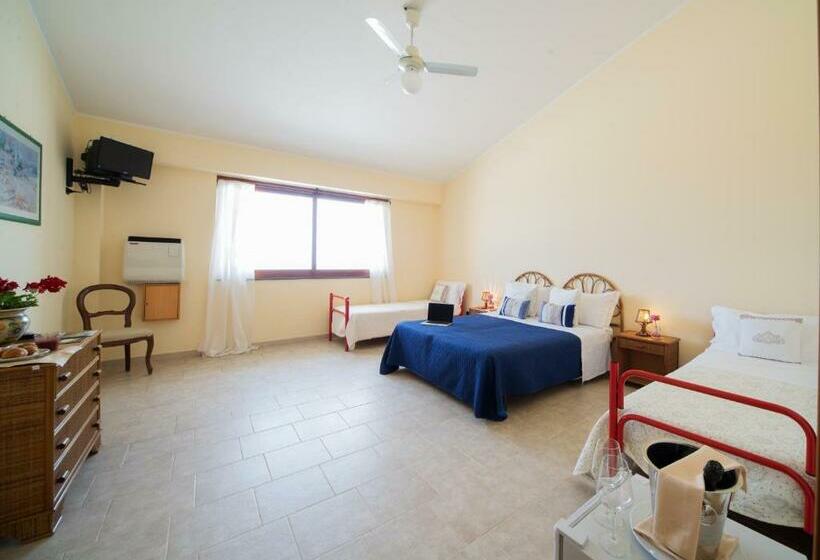 اتاق استاندارد چهارنفره با چشم‌انداز جانبی دریا, A Nuciara Park Hotel & Wellness Center