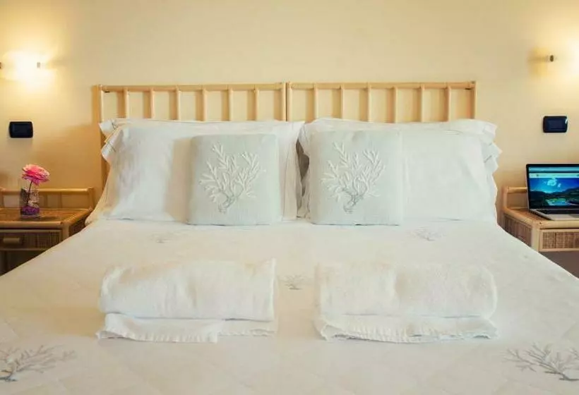 اتاق اساندارد با چشمانداز جانبی به دریا, A Nuciara Park Hotel & Wellness Center