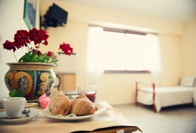 اتاق استاندارد چهارنفره با چشمانداز جانبی دریا, A Nuciara Park Hotel & Wellness Center