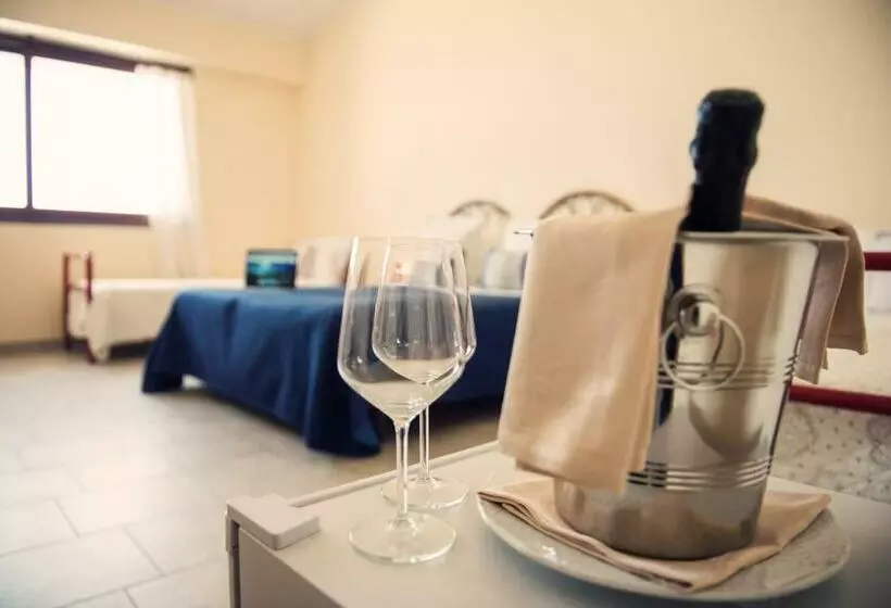 اتاق استاندارد چهارنفره با چشمانداز جانبی دریا, A Nuciara Park Hotel & Wellness Center