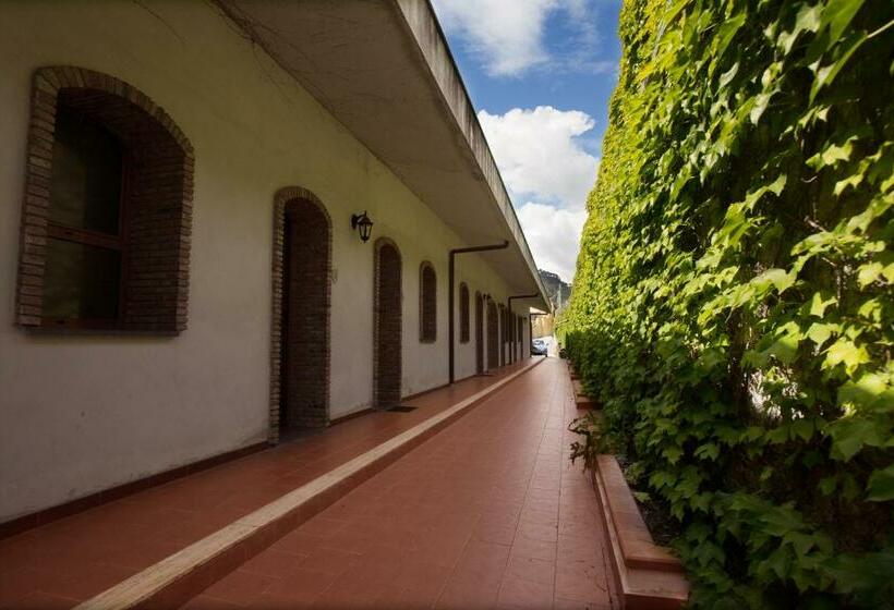اتاق استاندارد چهارنفره با چشم‌انداز جانبی دریا, A Nuciara Park Hotel & Wellness Center