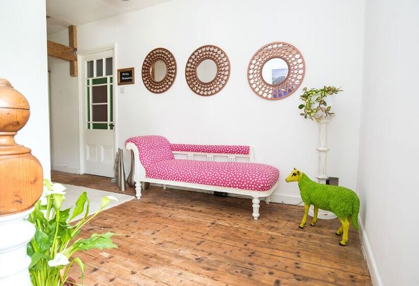 デラックススタジオ, James  Place At Brynawel