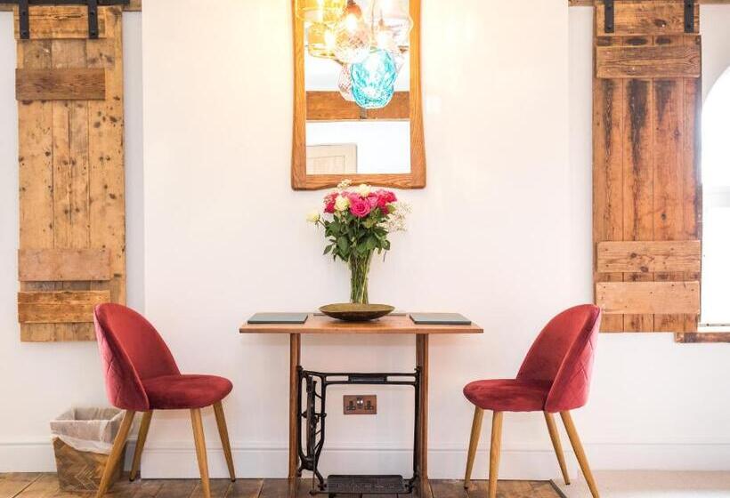 デラックススタジオ, James  Place At Brynawel