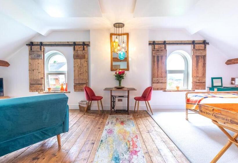 デラックススタジオ, James  Place At Brynawel