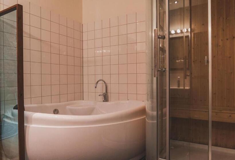 מיטת קינג בסוויטה, Best Western Hotel Arctic Eden