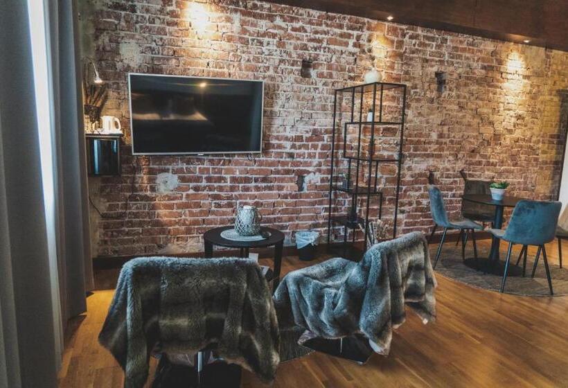 מיטת קינג בסוויטה, Best Western Hotel Arctic Eden