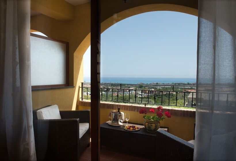 اتاق اساندارد با چشم‌انداز جانبی به دریا, A Nuciara Park Hotel & Wellness Center