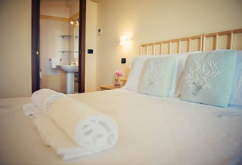 اتاق اساندارد با چشم‌انداز جانبی به دریا, A Nuciara Park Hotel & Wellness Center