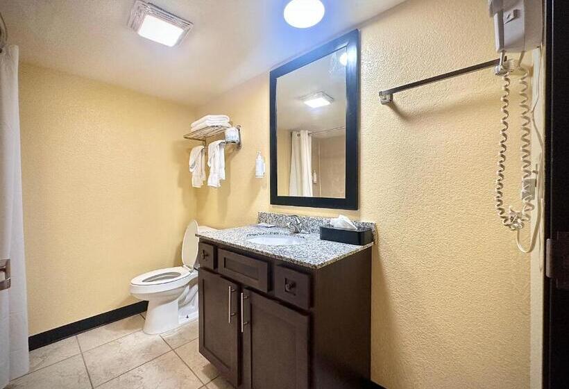 带大床的标准间, Days Inn By Wyndham New Orleans Pontchartrain