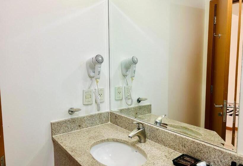 Quarto Estandar Individual, Naoum