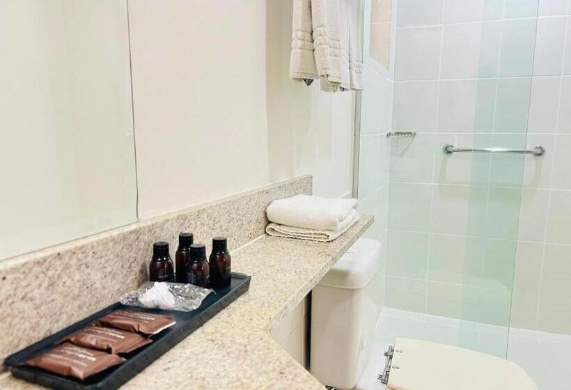 Quarto Triplo Estandar, Naoum