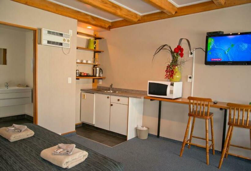 이코노미 룸, Last Resort Karamea