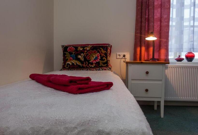 اتاق استاندارد با سرویس بهداشتی مشترک, Guesthouse Isafjordur  Gamla