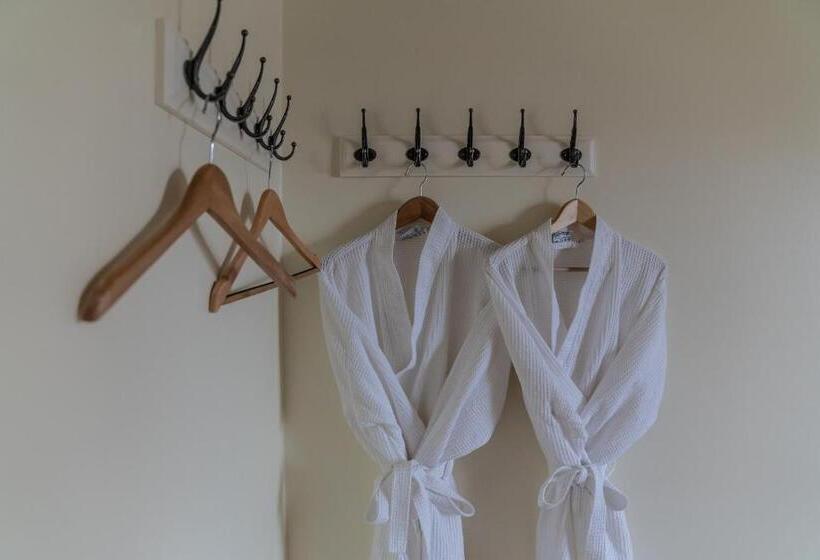 اتاق استاندارد سه تخته با سرویس بهداشتی مشترک, Guesthouse Isafjordur Gamla